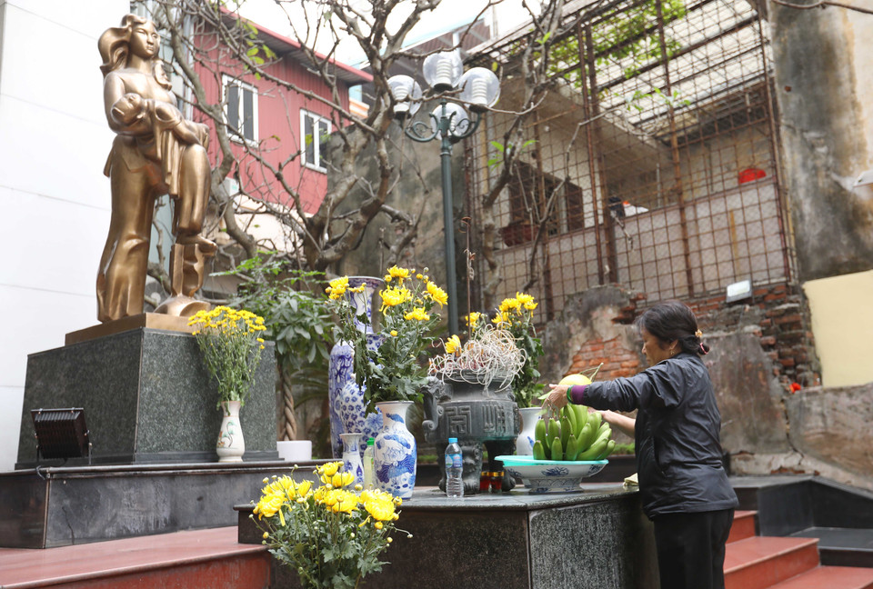 Tại Khu vực đài tưởng niệm phố Khâm Thiên (quận Đống Đa), người dân chuẩn bị hương, hoa, quả tưởng nhớ các nạn nhân thiệt mạng tối 26/12/1972. (Ảnh: Hoàng Hiếu/TTXVN)