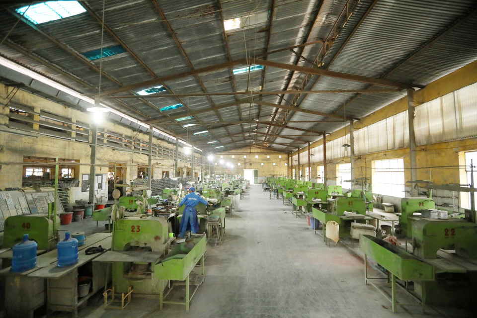 Công nhân công ty gạch Nam Thắng (quận Hai Bà Trưng) đang sản xuất - nơi đây từng bị bom B-52 rải thảm phá hủy. (Ảnh: Hoàng Hiếu/TTXVN)