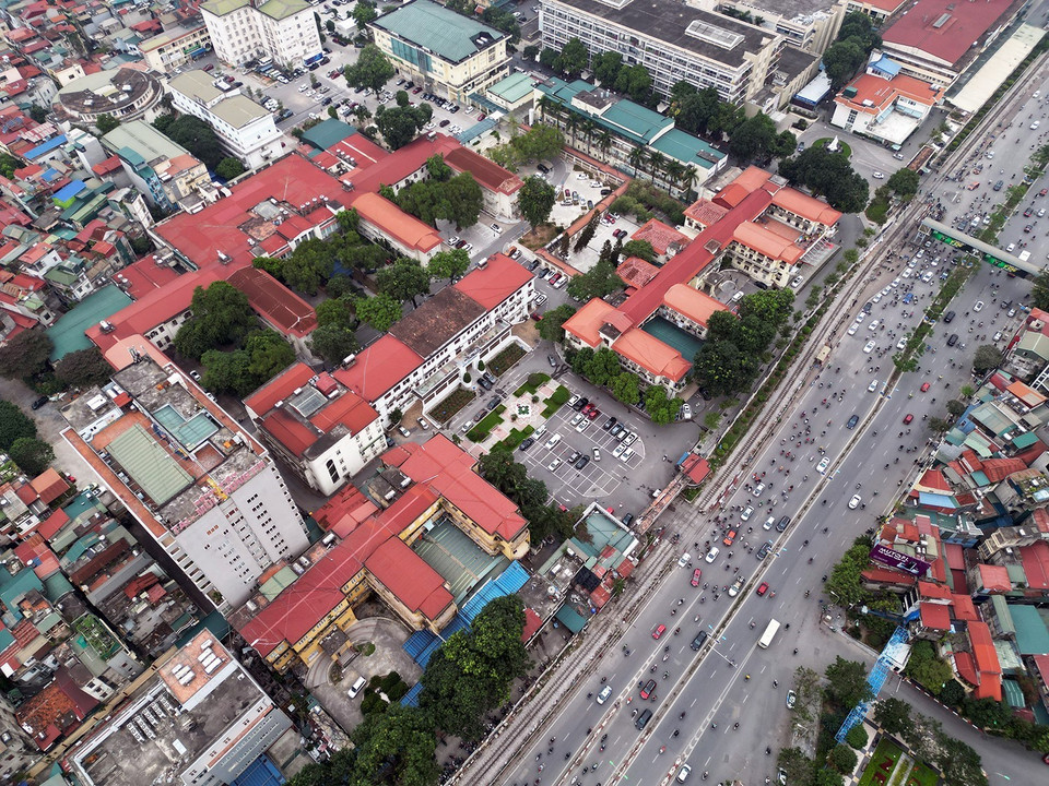 Bệnh viện Bạch Mai ngày càng khang trang, hiện đại - nơi đây bị máy bay Mỹ B-52 ném bom phá hủy. (Ảnh: Tuấn Anh/TTXVN)