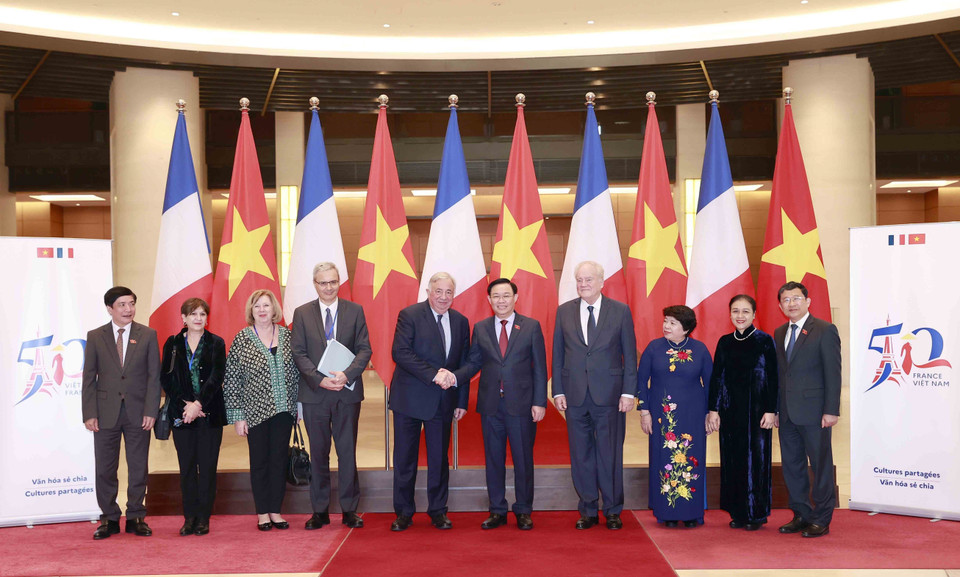 Chủ tịch Quốc hội Vương Đình Huệ, Chủ tịch Thượng viện Cộng hòa Pháp Gérard Larcher và đại biểu. (Ảnh: Doãn Tấn/TTXVN)