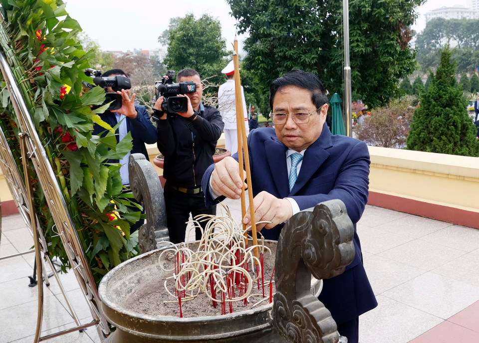 Thủ tướng Phạm Minh Chính dâng hương tưởng niệm các vị tiền bối cách mạng và các Anh hùng, liệt sỹ tại Nghĩa trang Mai Dịch. (Ảnh: Văn Điệp/TTXVN)