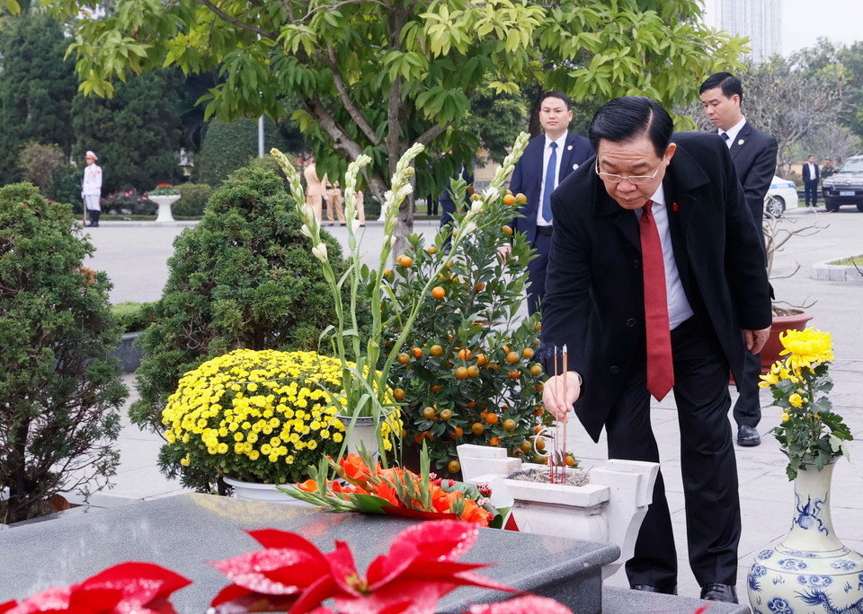 Chủ tịch Quốc hội Vương Đình Huệ thắp hương tại mộ phần các vị tiền bối cách mạng và các Anh hùng, Liệt sỹ tại Nghĩa trang Mai Dịch. (Ảnh: Văn Điệp/TTXVN)
