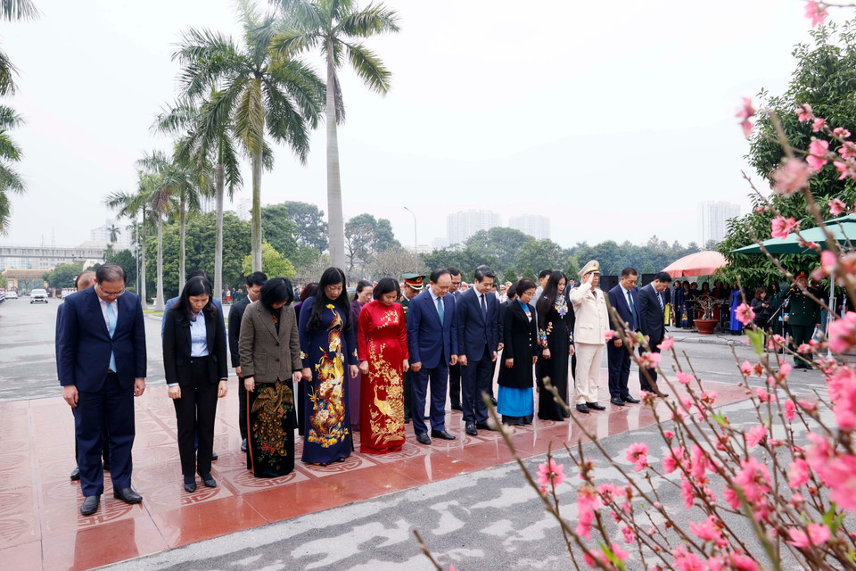 Đoàn đại biểu thành phố Hà Nội tưởng niệm các vị tiền bối cách mạng và các Anh hùng, Liệt sỹ tại Nghĩa trang Mai Dịch. (Ảnh: Văn Điệp/TTXVN)