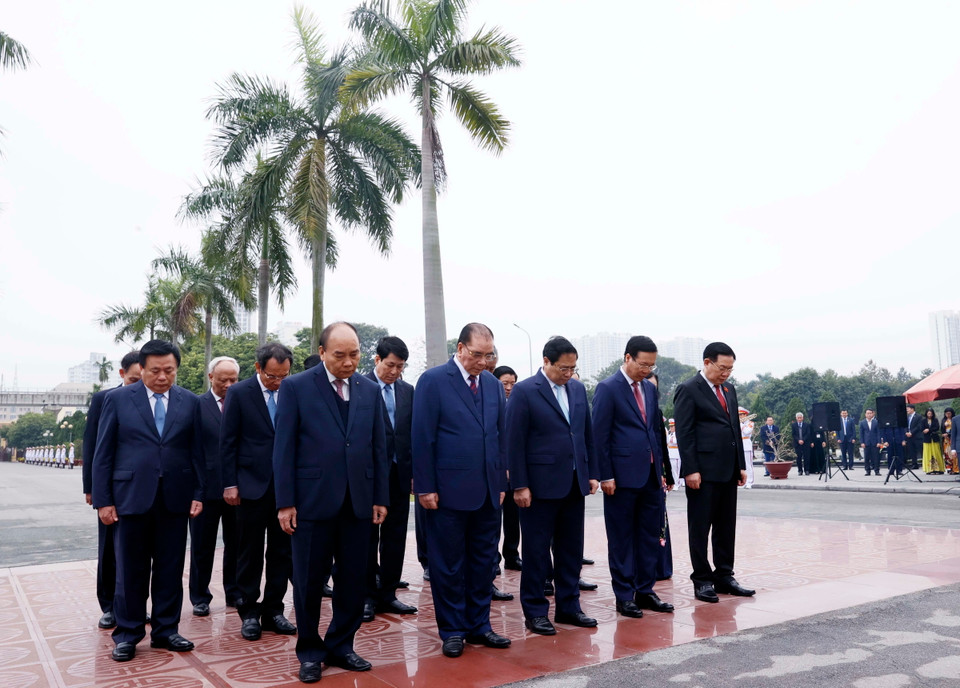 Các lãnh đạo, nguyên lãnh đạo Đảng, Nhà nước tưởng niệm các vị tiền bối cách mạng và các Anh hùng, Liệt sỹ tại Nghĩa trang Mai Dịch. (Ảnh: Văn Điệp/TTXVN)