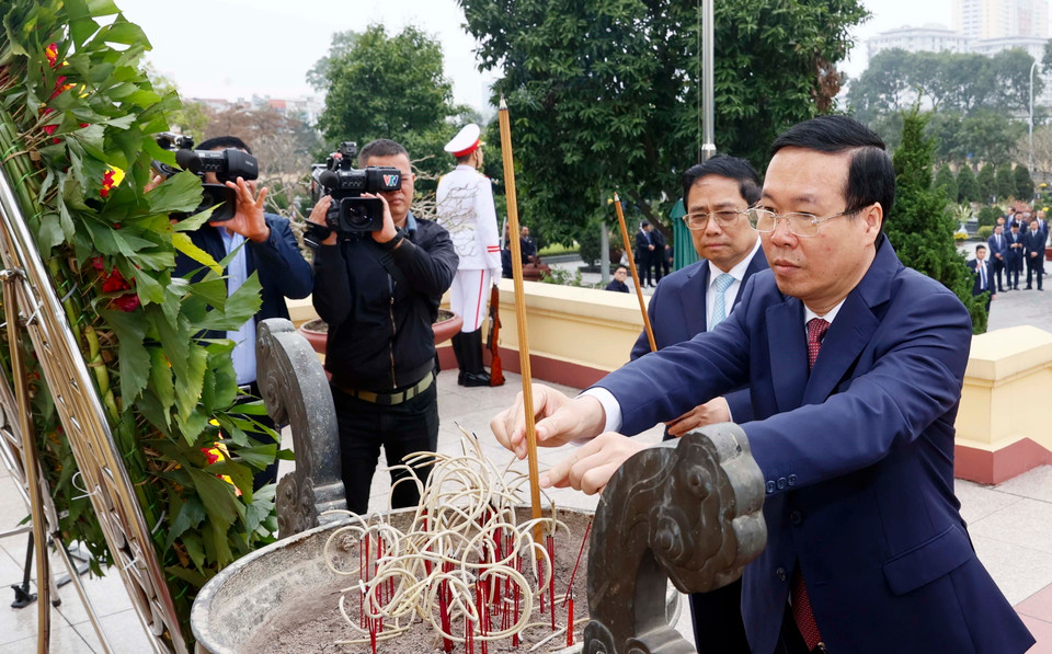 Chủ tịch nước Võ Văn Thưởng dâng hương tưởng niệm các vị tiền bối cách mạng và các Anh hùng, Liệt sỹ tại Nghĩa trang Mai Dịch. (Ảnh: Văn Điệp/TTXVN)