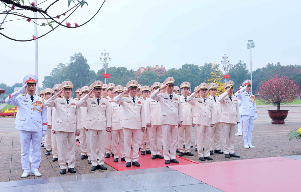 Đoàn Đại biểu Đảng ủy Công an Trung ương-Bộ Công an thành kính Chủ tịch Hồ Chí Minh. (Ảnh: An Đăng/TTXVN)