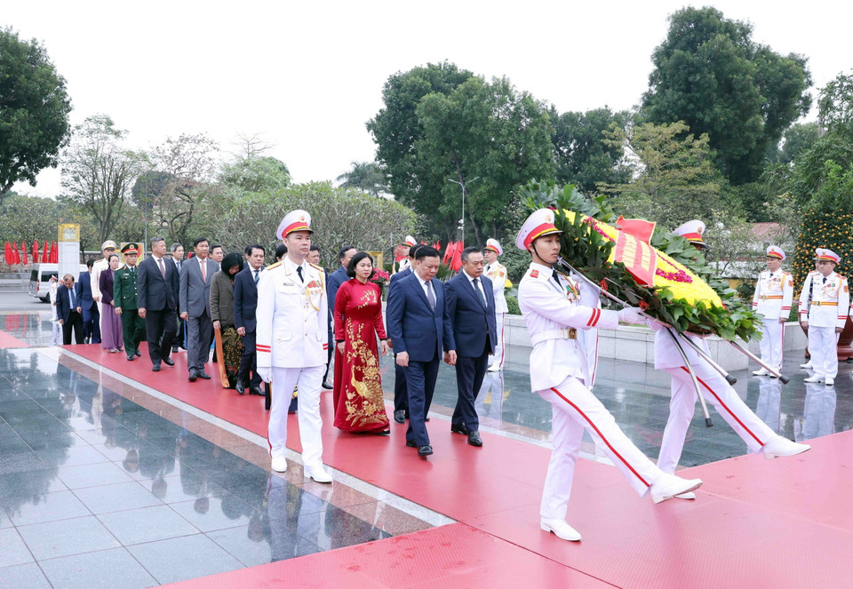 Đoàn đại biểu thành phố Hà Nội đến đặt vòng hoa tưởng niệm các Anh hùng Liệt sỹ. (Ảnh: Phạm Kiên/TTXVN)