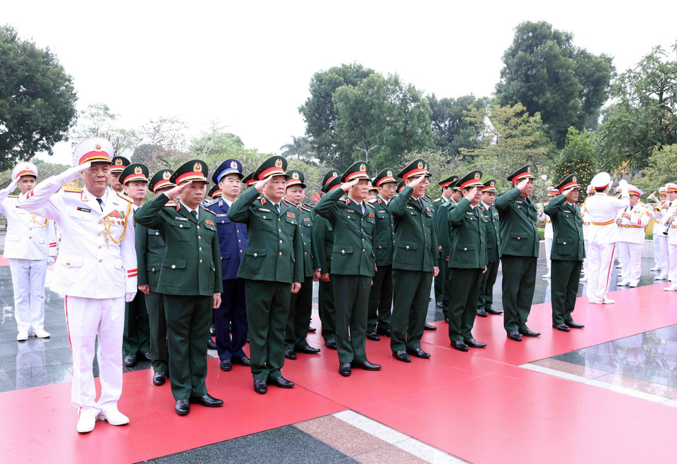 Đoàn Đại biểu Quân ủy Trung ương-Bộ Quốc phòng tưởng niệm các Anh hùng Liệt sỹ. (Ảnh: Phạm Kiên/TTXVN)