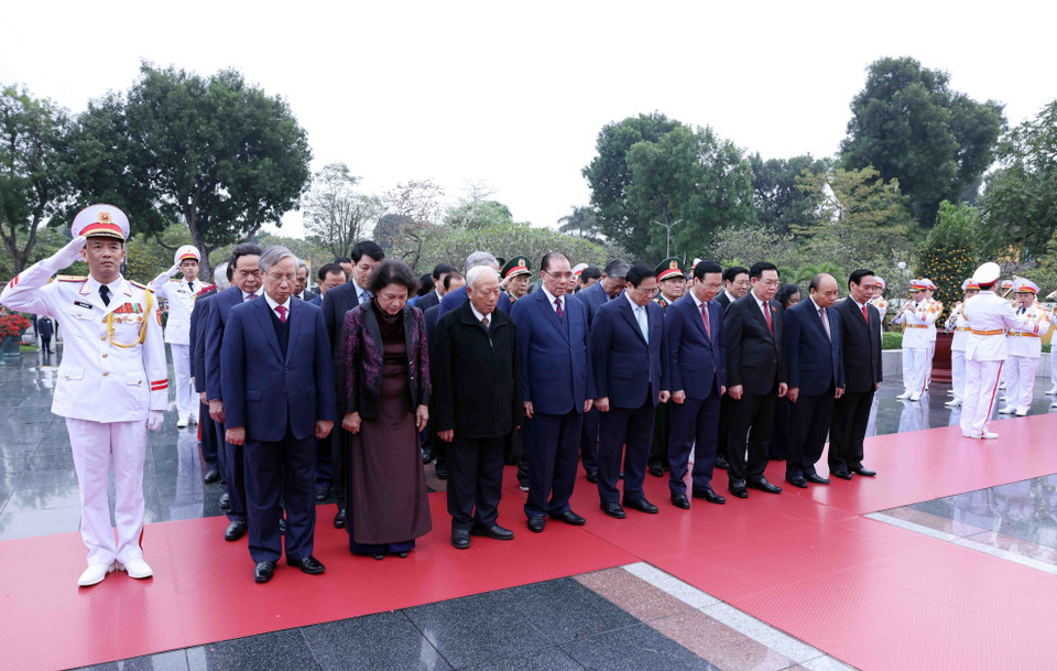Đoàn Đại biểu lãnh đạo, nguyên lãnh đạo Đảng, Nhà nước tưởng niệm các Anh hùng Liệt sỹ. (Ảnh: Phạm Kiên/TTXVN)