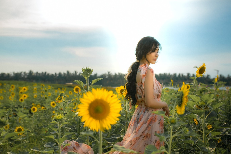 'Ecopark có rất nhiều mùa hoa, mỗi tháng tôi lại cùng gia đình qua đây ít nhất một lần để ngắm những mùa hoa và tránh xa bụi bặm trong thành phố. Gia đình tôi cũng dự định sẽ chuyển về ở bên này vì quá yêu thích môi trường xanh mát, nhiều hoa ở đây,' Duy Dương - một du khách chia sẻ.