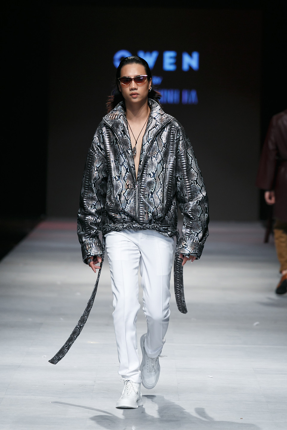 Đặc biệt, nhà thiết kế liên tục biến hóa các mẫu trang phục công sở bằng việc thay đổi hàng loạt chất liệu. (Ảnh: BTC)