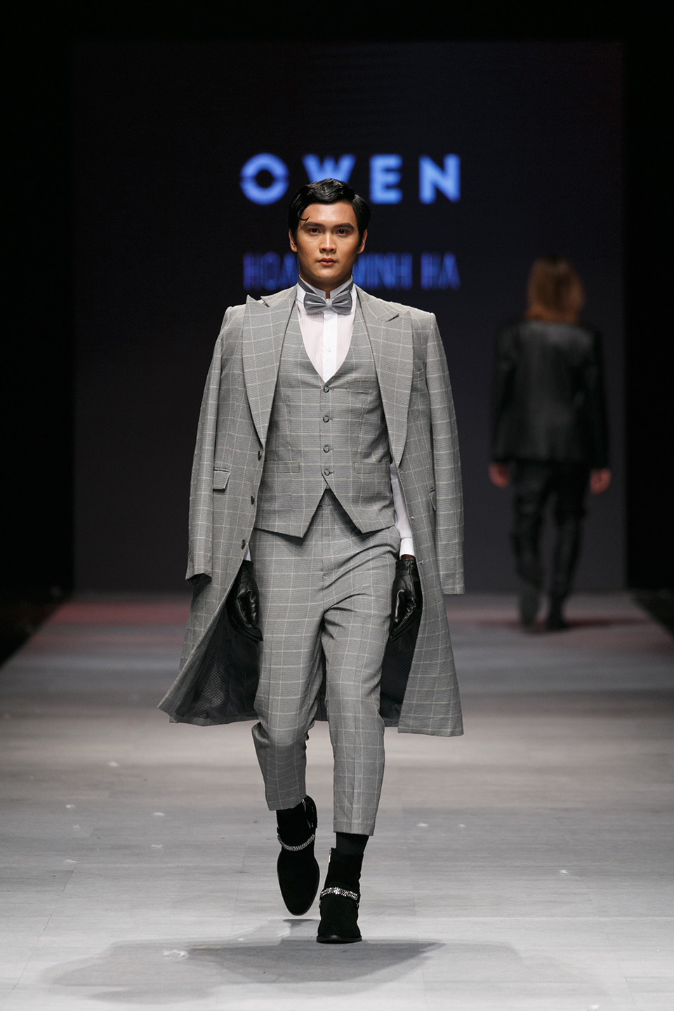 Với tông màu xám chủ đạo cùng cách phối màu tinh tế đi kèm phụ kiện găng tay da hoặc kính mát... (Ảnh: BTC)