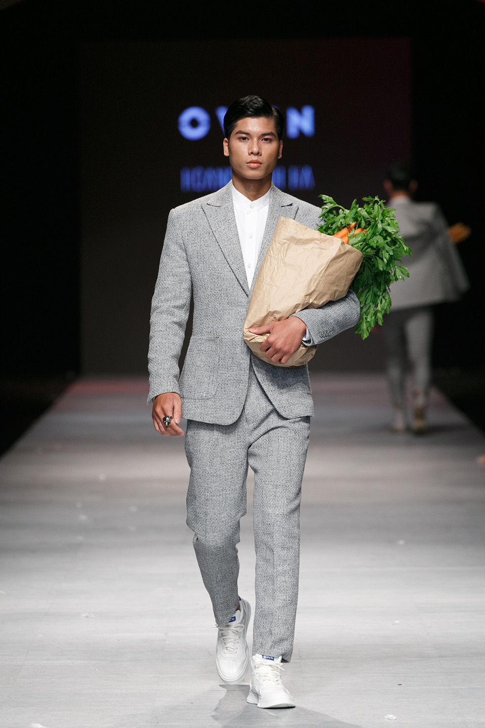 Với thông điệp 'Hãy sống cháy bỏng hết mình với cuộc sống của bạn và phong cách thời trang của bạn' qua bộ sưu tập lần này, Hoàng Minh Hà đang tạo nên những bứt phá mạnh mẽ cho phong cách thời trang cá nhân và thương hiệu Owen. (Ảnh: BTC)