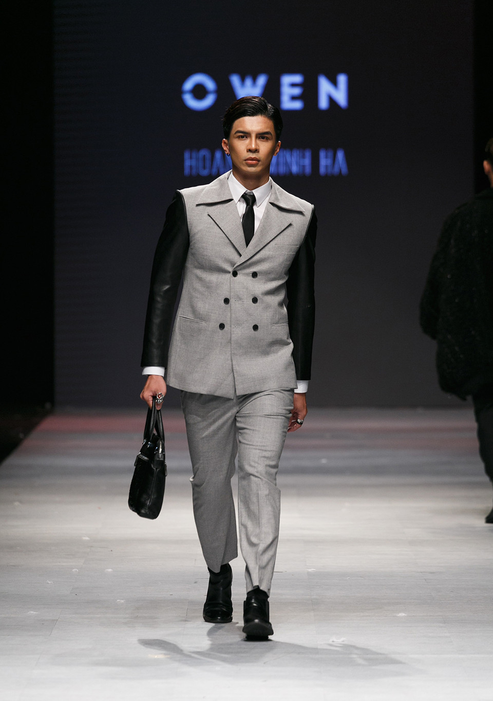 Trong phần công sở, nhà thiết kế đã biến sự đơn điệu của những mẫu sơ mi, quần tây truyền thống trở nên thời thượng và lịch lãm. (Ảnh: BTC)