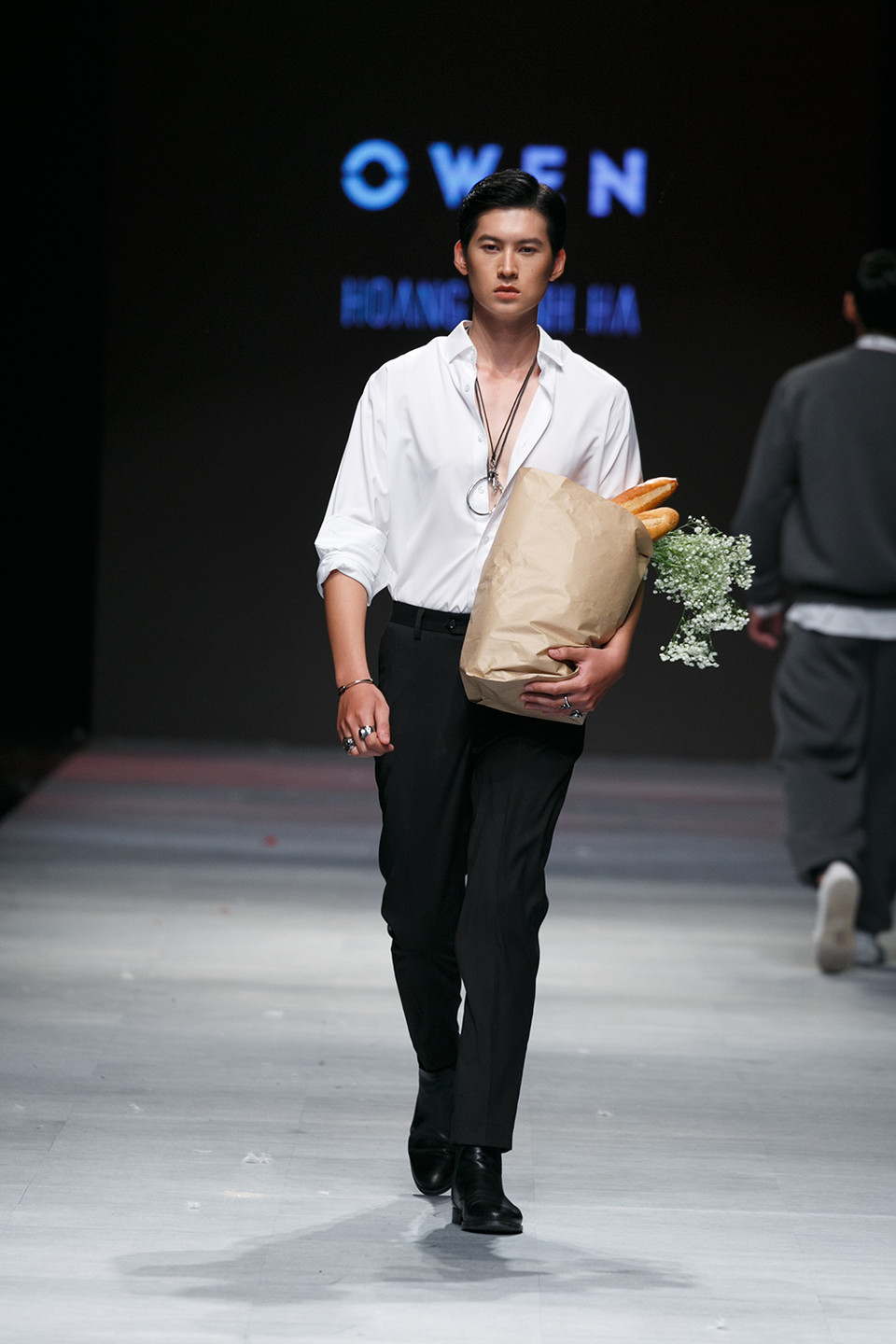 Bộ sưu tập sử dụng các chất liệu chính là nhung, len, lông... cùng cách phối đồ mới mẻ đã mang tới những mẫu trang phục đầy cuốn hút.(Ảnh: BTC)