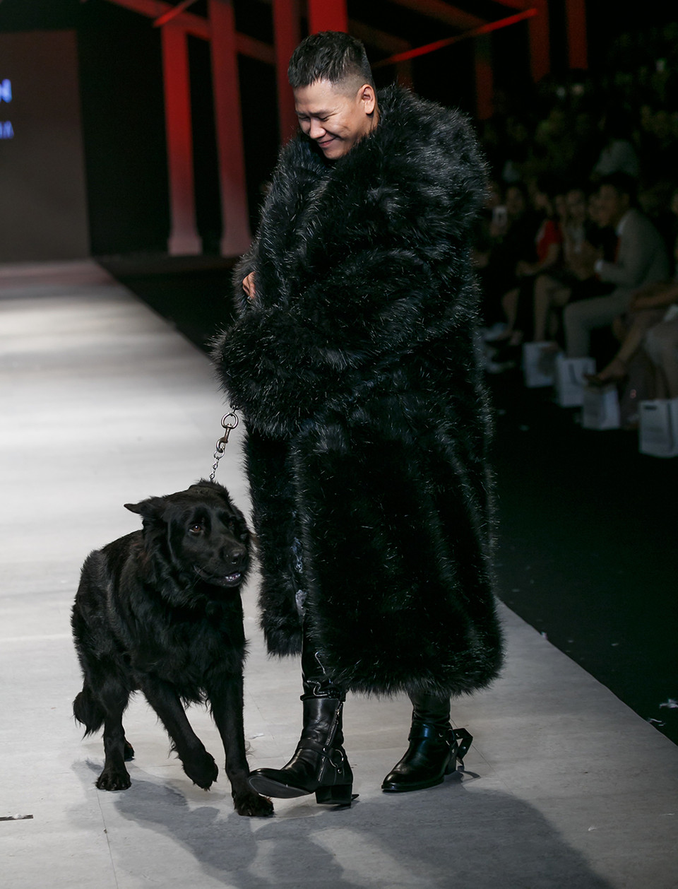 Bất ngờ hơn khi vedette của đêm diễn lại chính là tác giả của bộ sưu tập - Hoàng Minh Hà và thú cưng. (Ảnh: BTC)