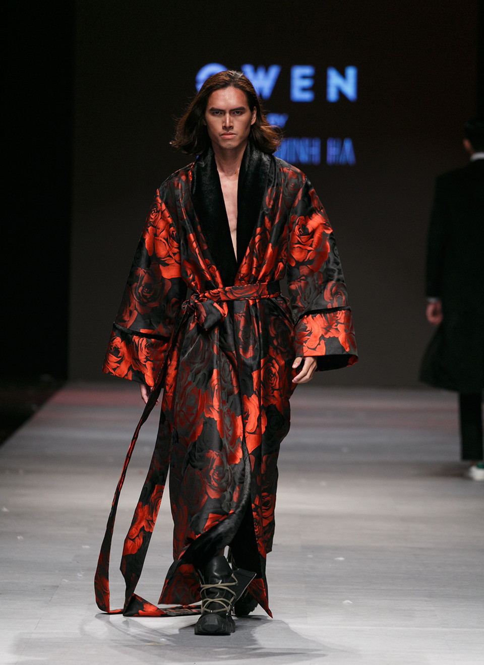 Phần cuối của bộ sưu tập có chủ đề dạ tiệc thật sự là ‘cú nổ’ bất ngờ khi dàn ‘nam thần’ lộ body 6 múi trong những trang phục nóng bỏng. (Ảnh: BTC)