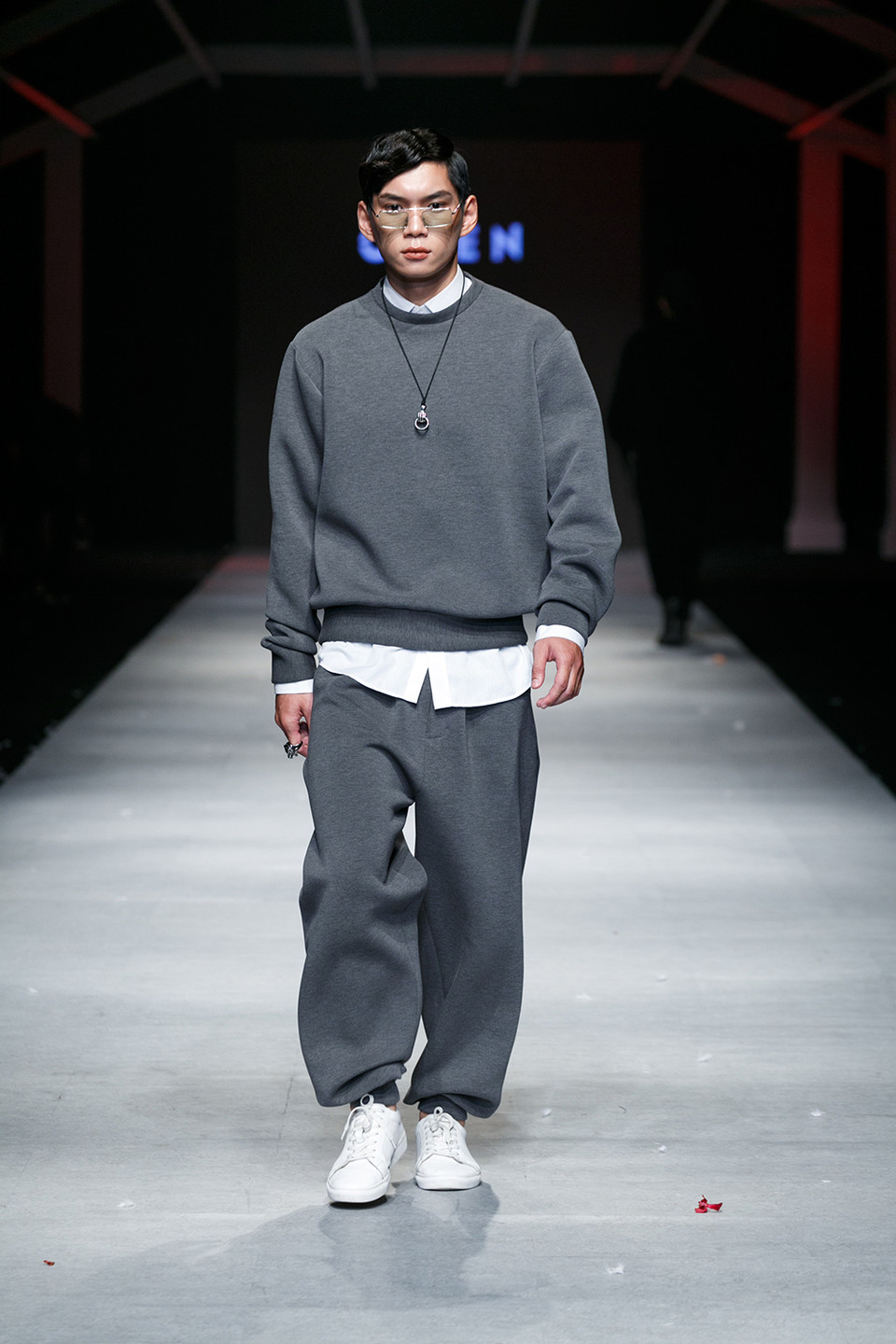 Phần đầu tiên của bộ sưu tập là các thiết kế phong cách dạo phố khỏe khoắn, thoải mái.(Ảnh: BTC)