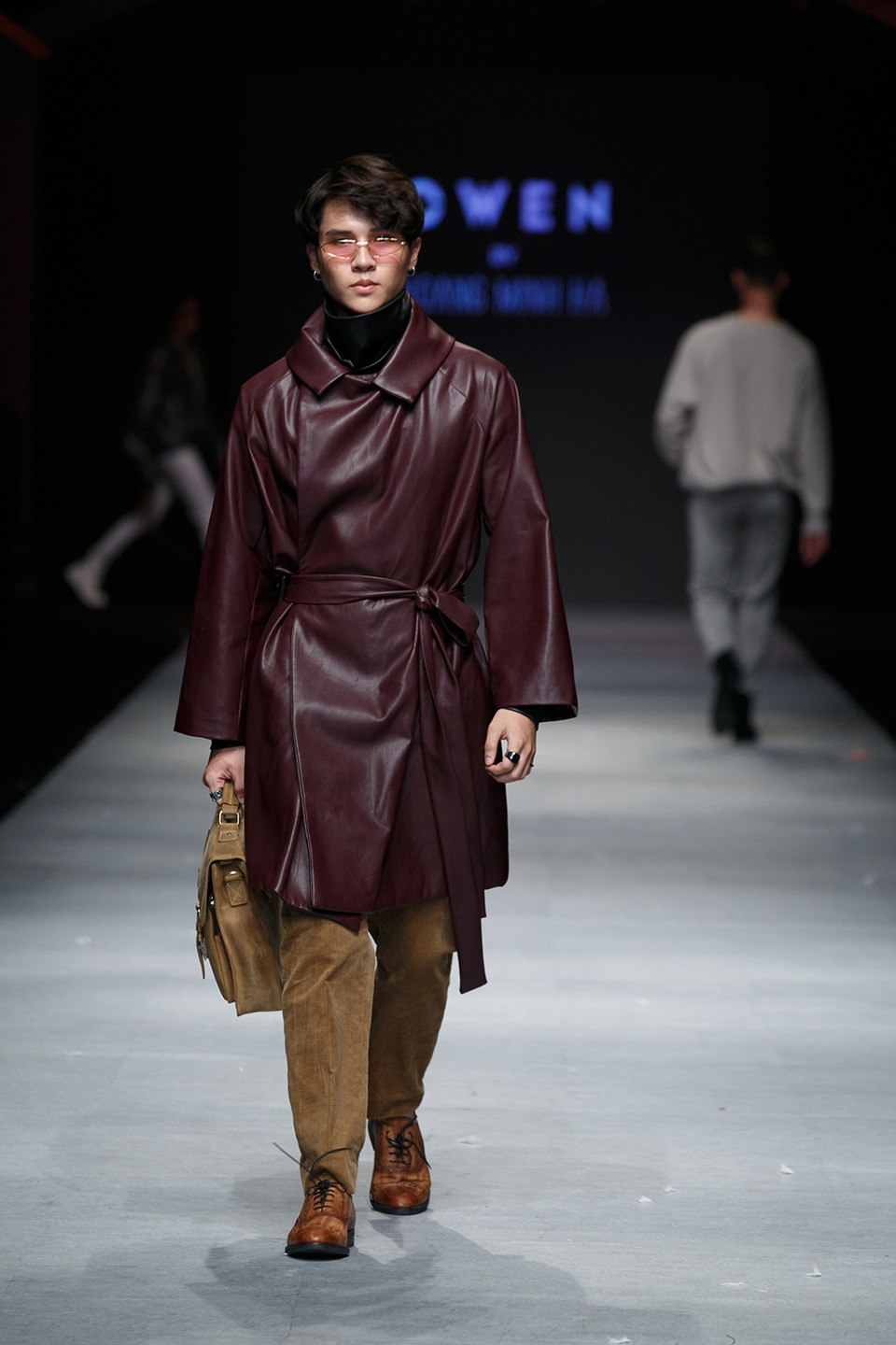 Vẫn là những kết hợp cơ bản của Thu Đông như áo choàng, áo khoác dài, Hoàng Minh Hà đã biến tấu để mang tới vẻ thanh lịch cho các trang phục.(Ảnh: BTC)