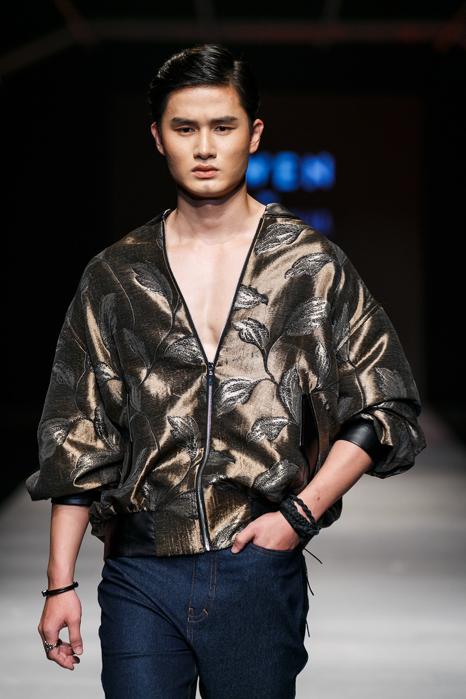 Trong đó, ấn tượng nhất là việc khoác lên sự sang trọng, mạnh mẽ của chất liệu metalic cho những bộ vest bình thường. (Ảnh: BTC)