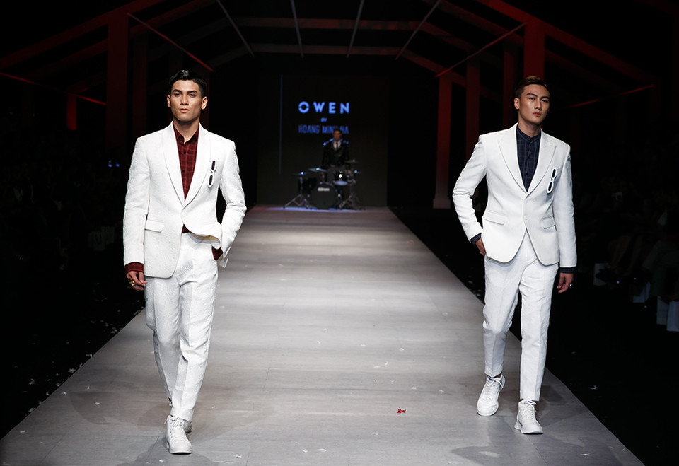 Trình diễn trong đêm thứ 2 của Tuần lễ thời trang quốc tế Việt Nam Thu Đông, Owen by Hoàng Minh Hà đã mang đến hơi thở mới mẻ, cuốn hút và thích thú cho thời trang nam vốn đơn giản, quen thuộc. (Ảnh: BTC)