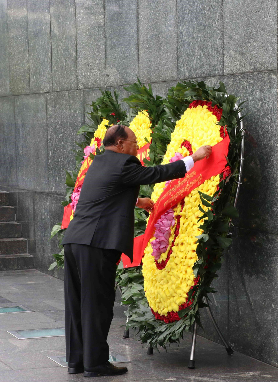 Sáng 29/5, tại Hà Nội, Chủ tịch Quốc hội Vương quốc Campuchia Samdech Heng Samrin và Phu nhân đến đặt vòng hoa và vào Lăng viếng Chủ tịch Hồ Chí Minh. (Ảnh: Văn Điệp/TTXVN)