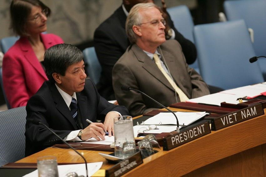 Đại sứ Bùi Thế Giang, Phó Trưởng đại diện Việt Nam tại Liên hợp quốc điều khiển phiên thảo luận ngày 5/10/2009 của Hội đồng Bảo an Liên hợp quốc về vấn đề Phụ nữ, hòa bình và an ninh. (Ảnh: TTXVN)