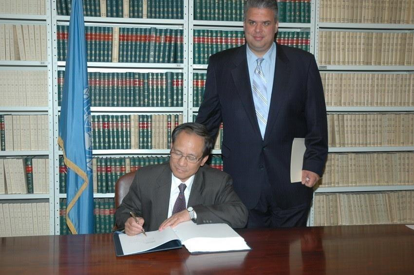 Ngày 22/10/2007, Đại sứ Lê Lương Minh, Trưởng Phái đoàn thường trực Việt Nam tại Liên hợp quốc, thay mặt Nhà nước Việt Nam ký Công ước Liên hợp quốc về Quyền của Người tàn tật. (Ảnh: Bùi Ngọc Hải/TTXVN)