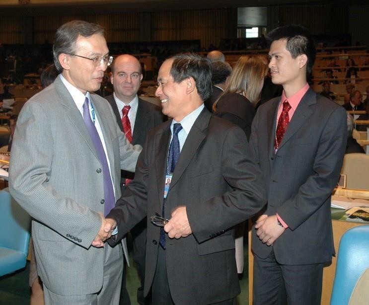 Tối 16/10/2007 (theo giờ Việt Nam), với 183/190 phiếu ủng hộ, Đại hội đồng Liên hợp quốc đã bầu Việt Nam làm Ủy viên không thường trực Hội đồng Bảo an Liên hợp quốc nhiệm kỳ 2008-2009. Trong ảnh: Đại biểu các nước chúc mừng đoàn Việt Nam. (Ảnh: Bùi Ngọc Hải/TTXVN)