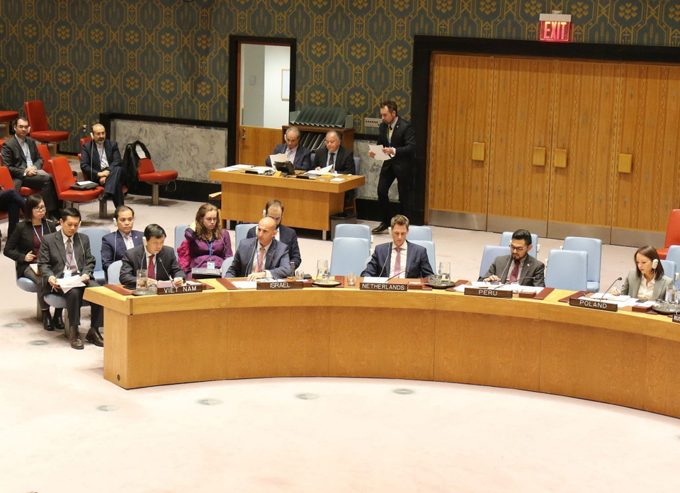 Ngày 23/5/2019, tại New York (Mỹ), Hội đồng Bảo an Liên hợp quốc tiến hành phiên Thảo luận mở với chủ đề 'Bảo vệ dân thường trong xung đột vũ trang.' Đại sứ Đặng Đình Quý, Trưởng Phái đoàn đại diện thường trực Việt Nam tại Liên hợp quốc có bài phát biểu tại phiên thảo luận. Trong ảnh: Phái đoàn Việt Nam (ngoài cùng bên trái) tham dự phiên thảo luận. (Ảnh: Hữu Thanh/TTXVN)