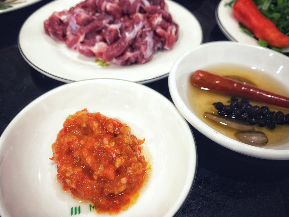 Món phở bò không thể thiếu tương ớt, giấm tỏi. (Ảnh: Mai Mai/Vietnam+)