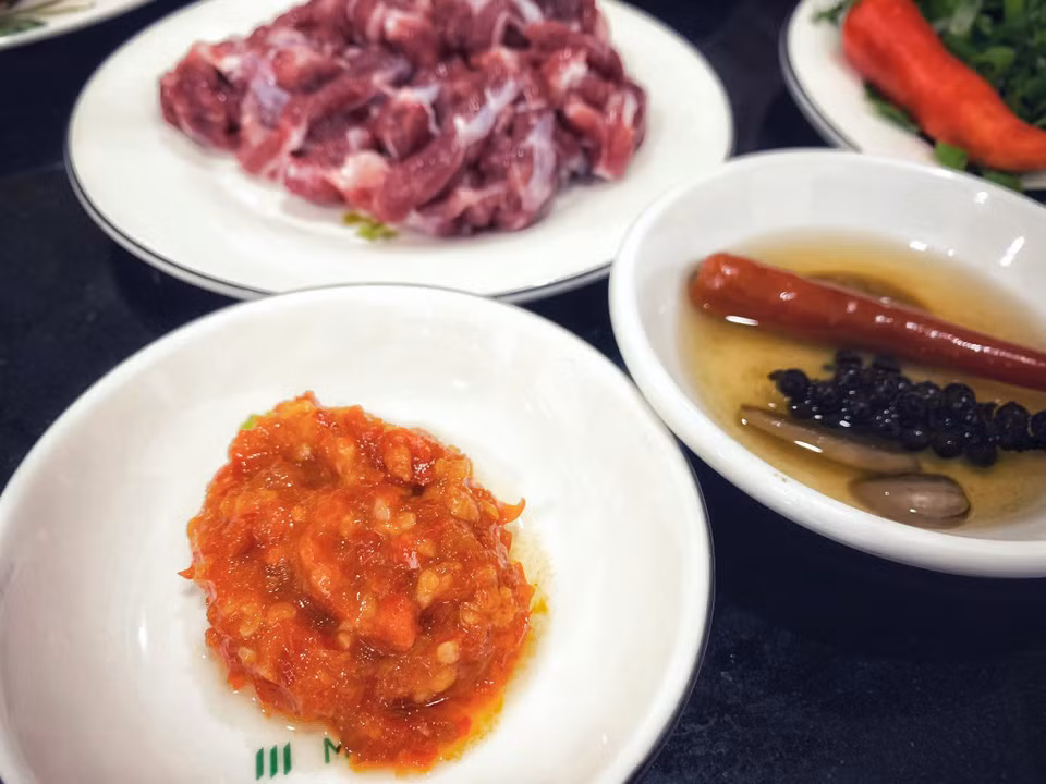 Món phở bò không thể thiếu tương ớt, giấm tỏi. (Ảnh: Mai Mai/Vietnam+)