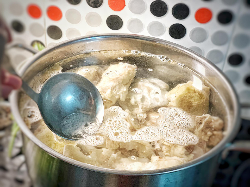 Hầm xương bò ống trong khoảng 6-8 tiếng liên tục với 5 lít nước để xương tiết ra hết chất. Hầm càng lâu nước dùng càng thơm ngon, đậm đà. (Ảnh: Mai Mai/Vietnam+)