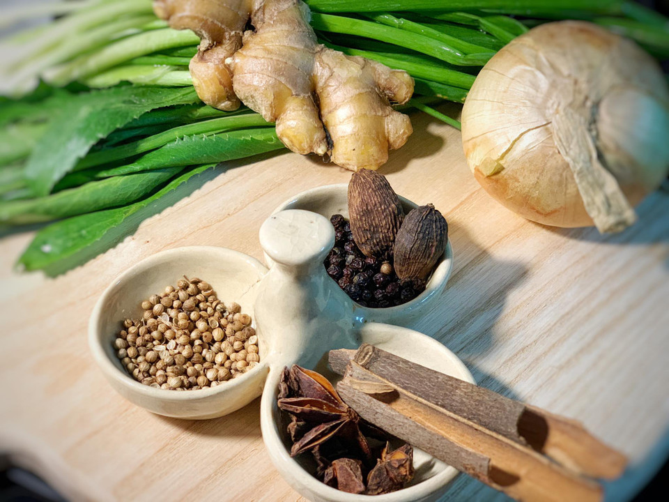 Các loại gia vị sẽ làm nên hương vị truyền thống đặc trưng của món phở bò. (Ảnh: Mai Mai/Vietnam+)