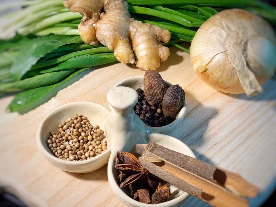 Các loại gia vị sẽ làm nên hương vị truyền thống đặc trưng của món phở bò. (Ảnh: Mai Mai/Vietnam+)
