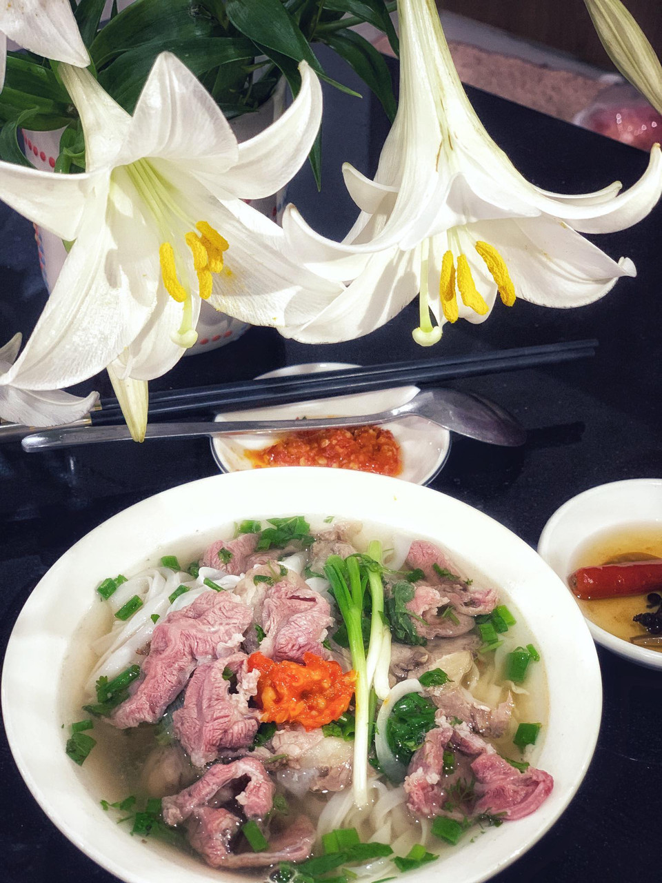 Tô phở bò tái thơm lừng, nước trong, có vị đậm đà này có thể chinh phục được bất kỳ mỹ vị cầu kỳ nào. (Ảnh: Mai Mai/Vietnam+)