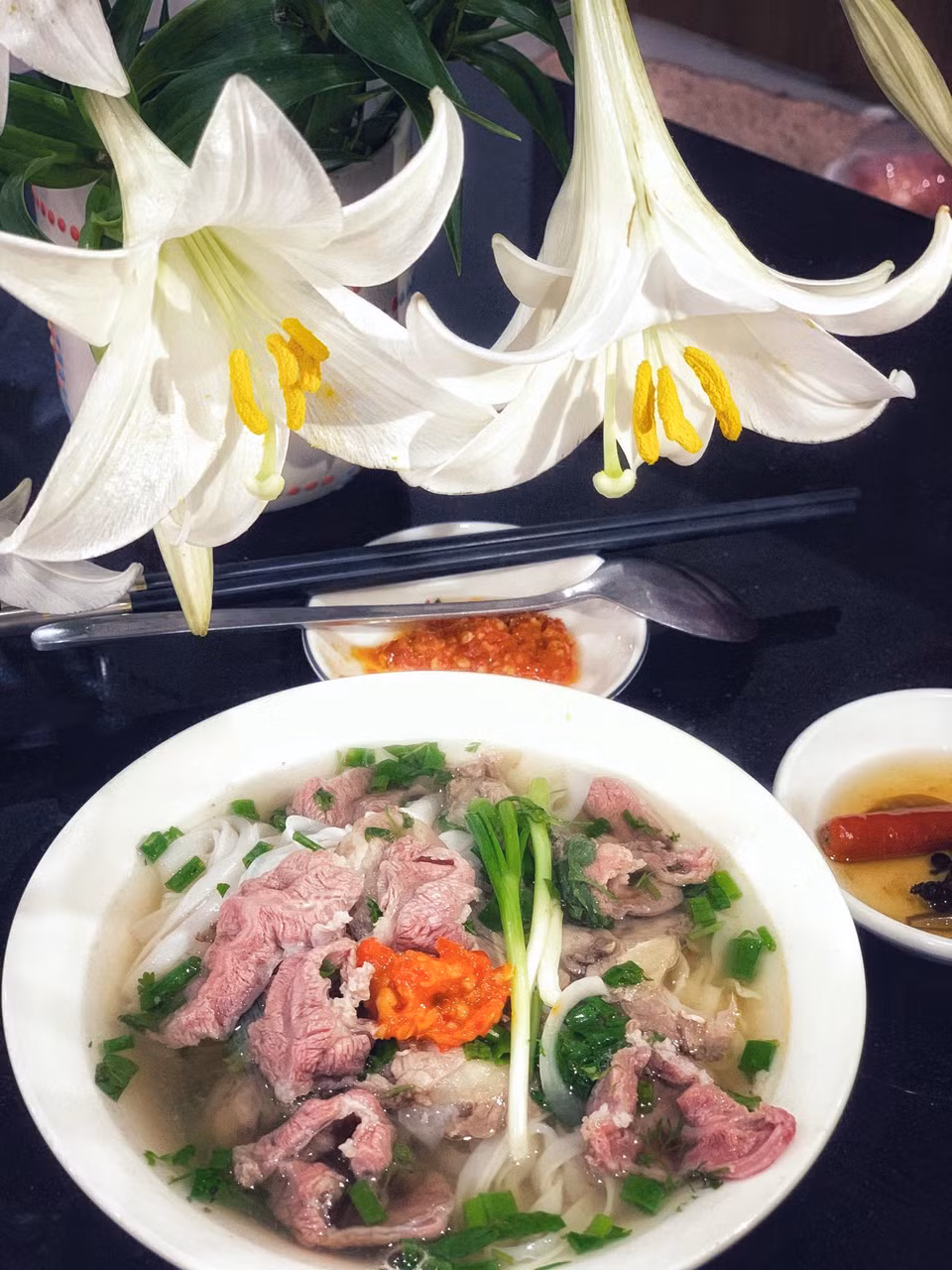 Tô phở bò tái thơm lừng, nước trong, có vị đậm đà này có thể chinh phục được bất kỳ mỹ vị cầu kỳ nào. (Ảnh: Mai Mai/Vietnam+)