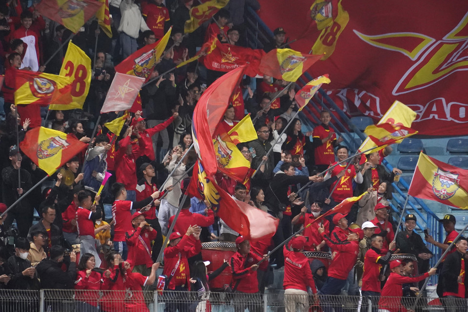 Niềm vui của những cổ động viên đội khách trên khán đài sân Hàng Đẫy. (Ảnh: Việt Anh/Vietnam+)