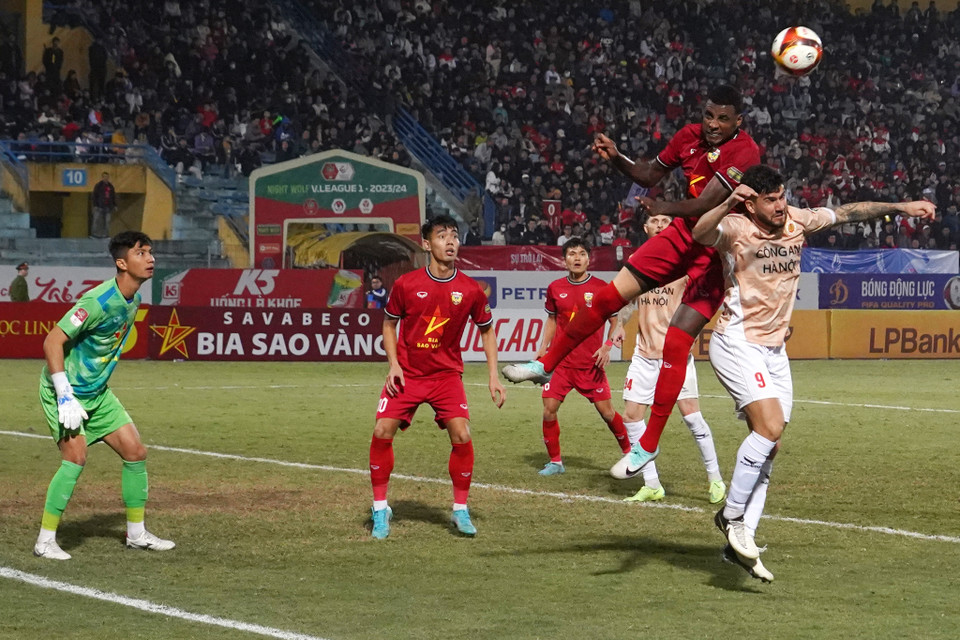 Hàng thủ của Hồng Lĩnh Hà Tĩnh chơi kín kẽ và phong tỏa hầu hết những đường tạt bóng bổng của đội bóng ngành Công an. (Ảnh: Việt Anh/Vietnam+)