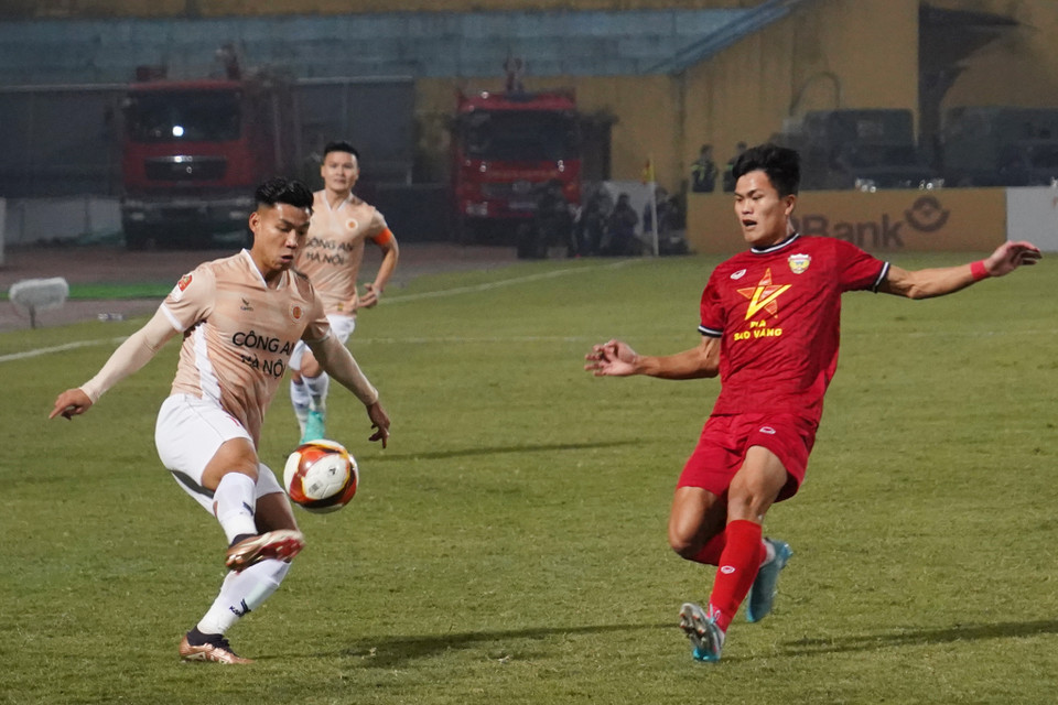 Trong ngày hậu vệ Hồ Tấn Tài vắng mặt (đã nhận đủ 3 thẻ vàng), Văn Thanh được lựa chọn bên hành lang cánh của Công an Hà Nội. (Ảnh: Việt Anh/Vietnam+)