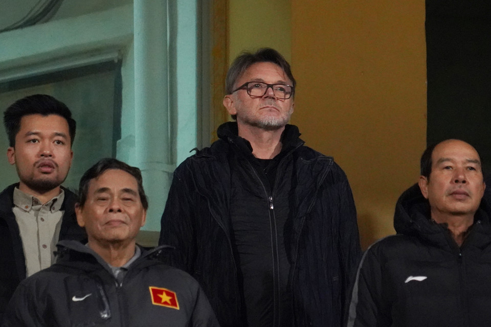 Huấn luyện viên trưởng Đội tuyển Việt Nam Philippe Troussier có mặt trên khán đài để kiểm tra phong độ của các tuyển thủ. (Ảnh: Việt Anh/Vietnam+)