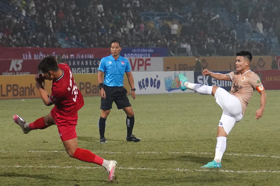 Tưởng chừng đội chủ nhà sẽ phải nhận thất bại thì đúng vào phút bù giờ thứ hai, Quang Hải tỏa sáng với tình huống bắt vô lê, gỡ hòa 1-1 cho Công an Hà Nội. (Ảnh: Việt Anh/Vietnam+)