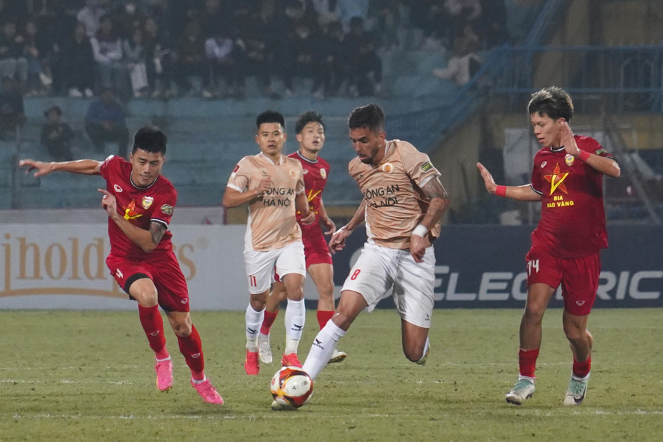 Ngoại binh Junior Fialho (áo vàng) không thể vượt qua lớp phòng ngự dày đặc của đội khách Hà Tĩnh. (Ảnh: Việt Anh/Vietnam+)