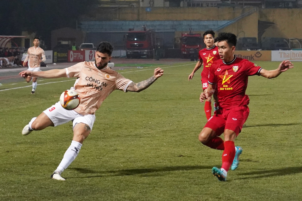 Với lợi thế sân nhà, Công an Hà Nội chủ động đẩy cao đội hình nhằm áp đặt thế trận. (Ảnh: Việt Anh/Vietnam+)