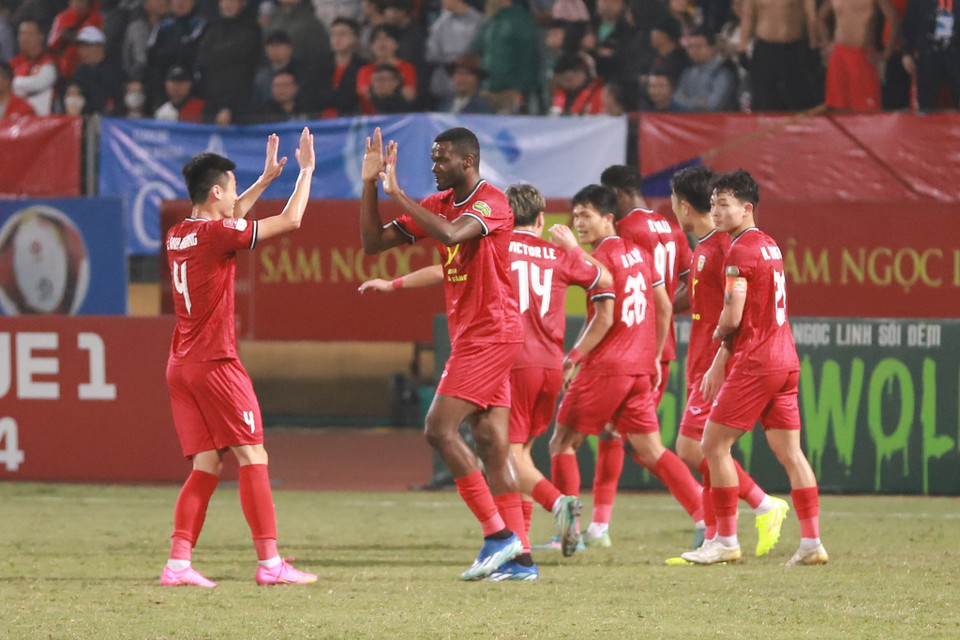 Chưa kịp cụ thể hóa các cơ hội, đội chủ nhà bất ngờ nhận bàn thua ở phút thứ 57. Ngoại binh Ibara là người lập công trên chấm phạt đền cho Hà Tĩnh. (Ảnh: Việt Anh/Vietnam+)