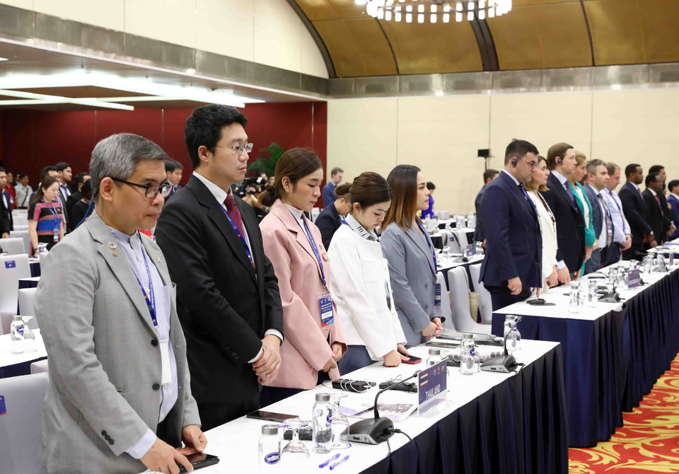 Các đại biểu tưởng niệm các nạn nhân xấu số trong vụ cháy xảy ra tại phố Khương Hạ, Thanh Xuân, Hà Nội. (Ảnh: TTXVN)