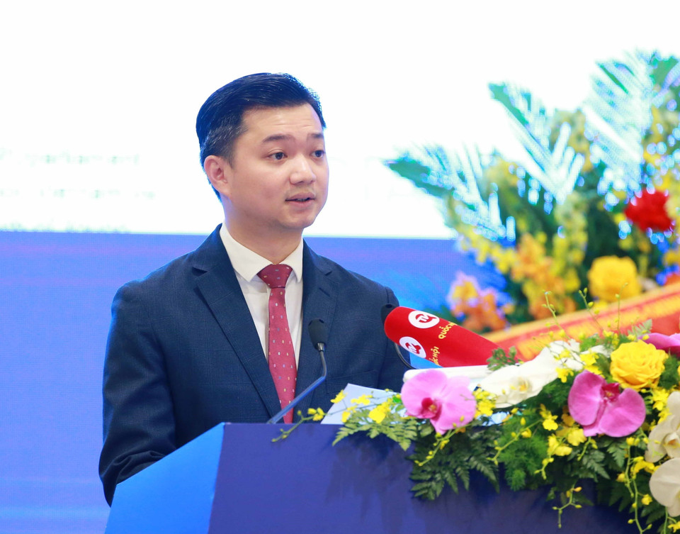 Bí thư Trung ương Đoàn Nguyễn Minh Triết trình bày báo cáo kết quả Tọa đàm 'Tăng cường năng lực số cho thanh niên.' (Ảnh: TTXVN)