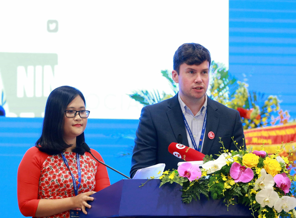 Chủ tịch Diễn đàn Nghị sỹ Trẻ IPU, Nghị sỹ Vương quốc Anh Dan Carden và Đại biểu Quốc hội Việt Nam Hà Ánh Phượng trình bày và thông qua Tuyên bố Hội nghị về vai trò của Giới Trẻ trong việc thúc đẩy thực hiện các Mục tiêu Phát triển Bền vững thông qua Chuyển đổi Số và Đổi mới Sáng tạo. (Ảnh: TTXVN)