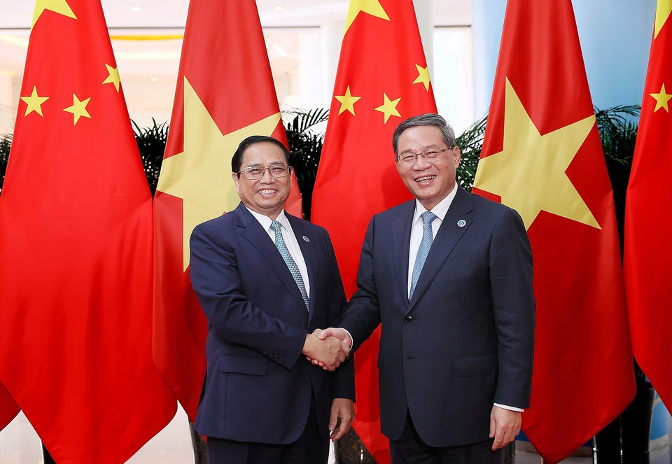 Thủ tướng Phạm Minh Chính và Thủ tướng Trung Quốc Lý Cường. (Ảnh: Dương Giang/TTXVN)