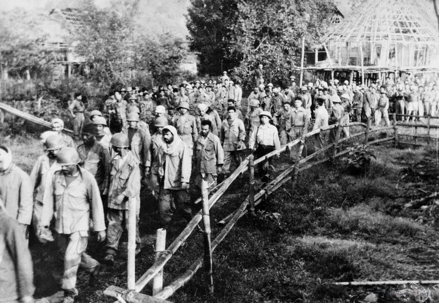 Kết thúc chiến dịch, quân và dân ta đã đập tan toàn bộ tập đoàn cứ điểm Điện Biên Phủ, tiêu diệt và bắt sống 16.200 tên, bắn rơi 62 máy bay, thu 64 ôtô và toàn bộ vũ khí, đạn dược, quân trang, quân dụng của địch. (Ảnh: Tư liệu/TTXVN)